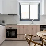 Solenne - Stylish 2-br & Balcony In