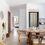 Solenne - Stylish 2-br & Balcony In