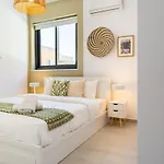 Solenne - Stylish 2-br & Balcony In Lejlighed *
