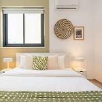 Solenne - Stylish 2-br & Balcony In شقة لارنكا