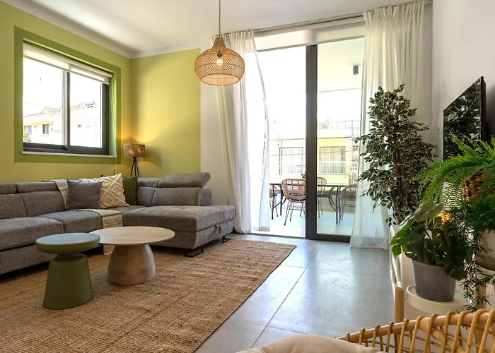 Апартаменты Solenne - Stylish 2-br & Balcony In *