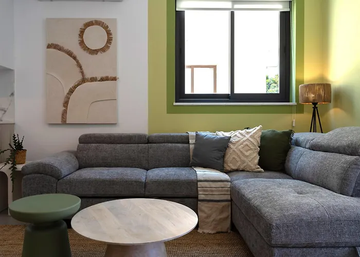 Апартаменты Solenne - Stylish 2-br & Balcony In