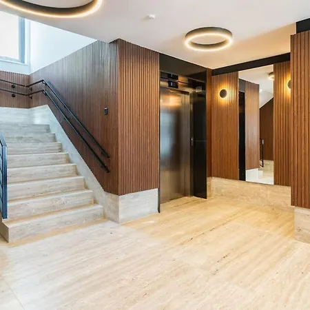 Lejlighed Solenne - Stylish 2-br & Balcony In