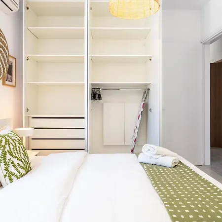 Solenne - Stylish 2-Br Apartment & Balcony In Larnaca *