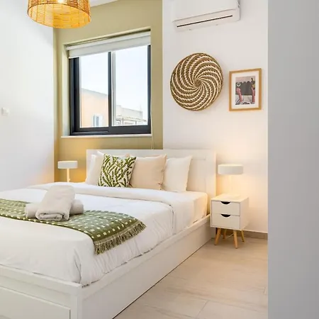 Solenne - Stylish 2-Br Apartment & Balcony In Larnaca Apartment *