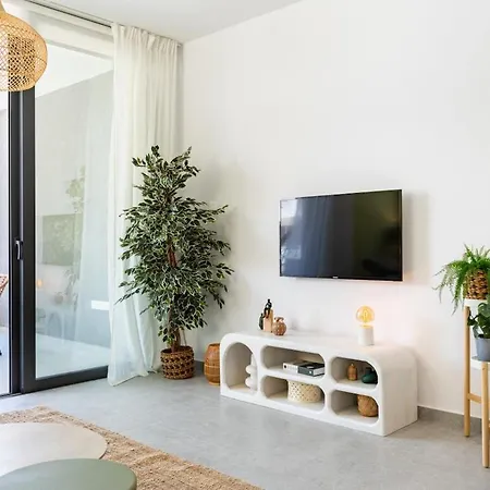 Solenne - Stylish 2-Br Apartment & Balcony In Larnaca Apartment Larnaca