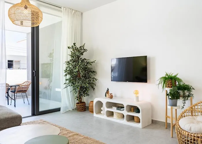 Solenne - Stylish 2-br & Balcony In Apartamento Lárnaca