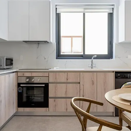 Solenne - Stylish 2-br & Balcony In