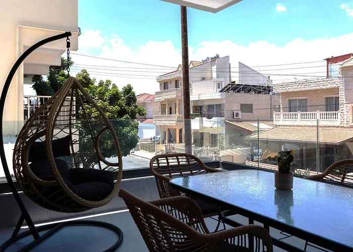 דירה Solenne - Stylish 2-br & Balcony In לרנקה