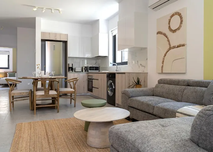 Solenne - Stylish 2-br & Balcony In * לרנקה