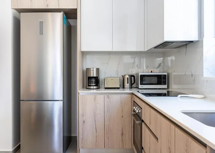 דירה Solenne - Stylish 2-br & Balcony In לרנקה