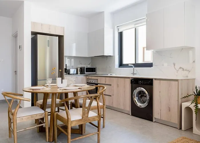 Solenne - Stylish 2-br & Balcony In * לרנקה