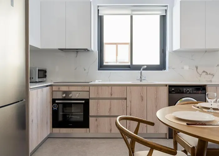 Solenne - Stylish 2-br & Balcony In