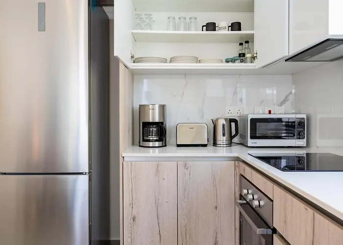 Solenne - Stylish 2-br & Balcony In דירה לרנקה