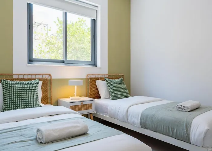 Solenne - Stylish 2-br & Balcony In