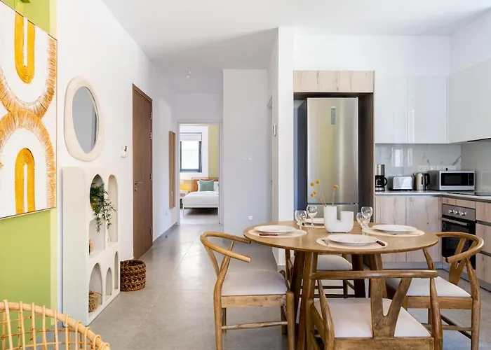 Solenne - Stylish 2-br & Balcony In