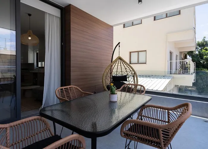 Solenne - Stylish 2-br & Balcony In לרנקה